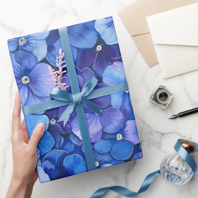 Stiefmütterchen im Aquarellstil Blau Lila Blumendr Geschenkpapier (Schenken)