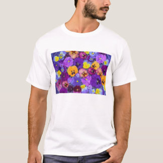 Stiefmütterchenblüten schwimmend im Vogelbad mit T T-Shirt