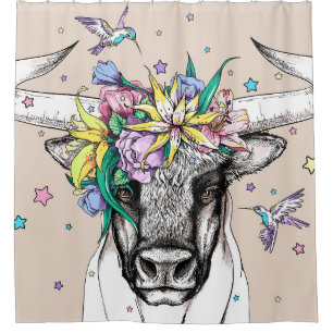 Stier aus niedlichem Cartoon in einem Blumenkranz. Duschvorhang
