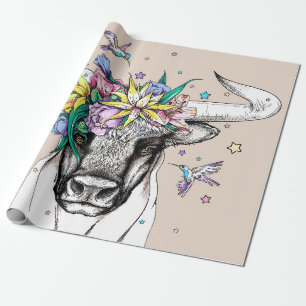 Stier aus niedlichem Cartoon in einem Blumenkranz. Geschenkpapier