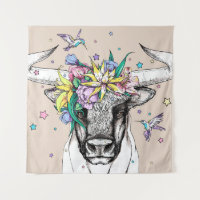 Stier aus niedlichem Cartoon in einem Blumenkranz.