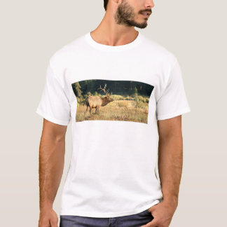 Stier-Elche im felsiger Gebirgspark T-Shirt