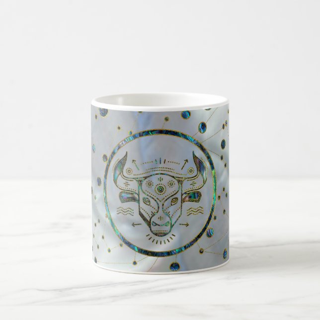 Stier-Tierkreis-Goldohrschnecke auf Konstellation Kaffeetasse (Mittel)