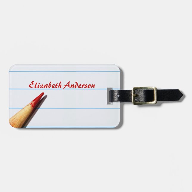 Stift des roten Lehrers auf gestrichenem Papier mi Gepäckanhänger (Vorderseite horizontal)