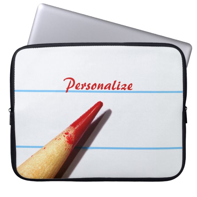 Stift des roten Lehrers auf gestrichenem Papier mi Laptopschutzhülle (Vorderseite)