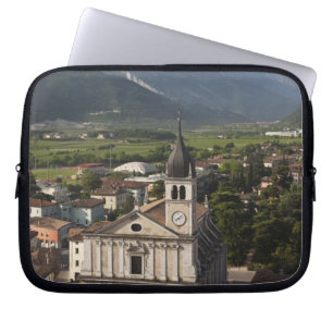 Stiftskirche am Morgen, Arco, Trento Laptopschutzhülle