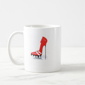 Stilett trägt Tasse zur Schau