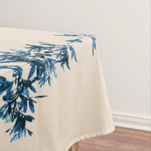 Stilisierte Blue Pepper Tree Blätter in hellbeige Tischdecke