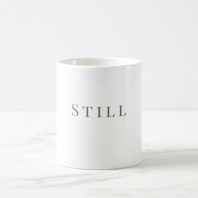 Still Mug – Minimalistisches Typografie-Design Kaffeetasse (Mittel)