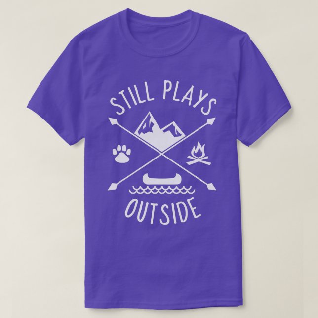 Still Plays Outside  Funny Quote Camping and Hikin T-Shirt (Design vorne)