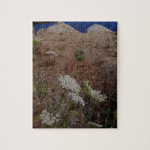Still Wasser mit Wildblumenufer