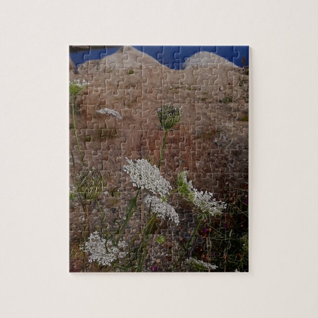 Still Wasser mit Wildblumenufer (Vertikal)