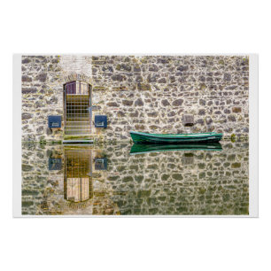 Stille Begegnung – Boot vor alter Mauer Poster