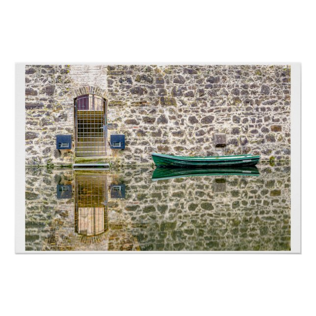 Stille Begegnung – Boot vor alter Mauer Poster (Vorderseite)