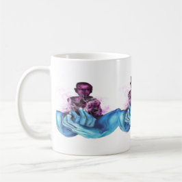 Stille, blaue Hände Kaffeetasse