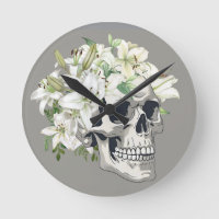 Stille Blüte: Schädel und weiße Lilien