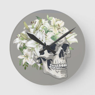 Stille Blüte: Schädel und weiße Lilien Runde Wanduhr