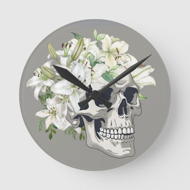 Stille Blüte: Schädel und weiße Lilien Runde Wanduhr (Vorderseite)