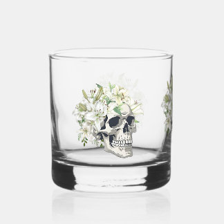 Stille Blüte: Schädel und weiße Lilien Whiskyglas