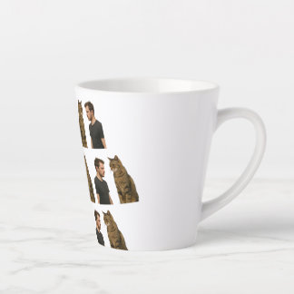 Stille Duell zwischen Mensch und Riesenkatze Milchtasse