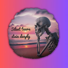 Stille Tränen färben tief | Rundes Kissen