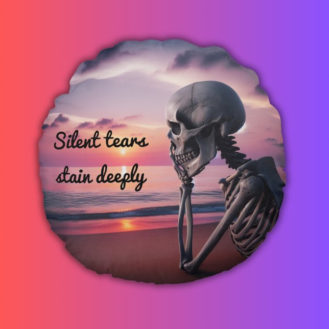 Stille Tränen färben tief | Rundes Kissen (Von Creator hochgeladen)