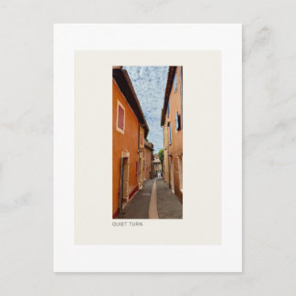 STILLE WENDE — Ockergelbes Dorf Straßenfotografie Postkarte