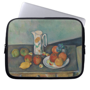 Stilleben, Milchkännchen und Früchte auf einem Tis Laptopschutzhülle