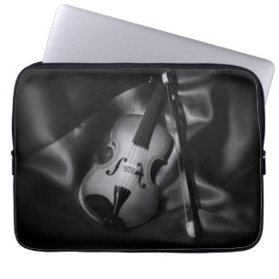 Stillleben-Bild einer Violine in s/w Laptopschutzhülle