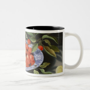 Stillleben der Kirschen und der Pfirsiche Zweifarbige Tasse