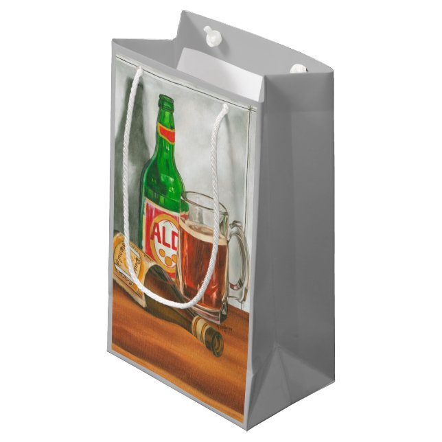 Stillleben mit Bier von Jennifer Goldberger Kleine Geschenktüte (Vorderseite Schrägansicht)