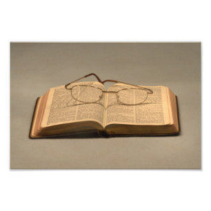 Stillleben mit offener Bibel- und Lesebrille Fotodruck