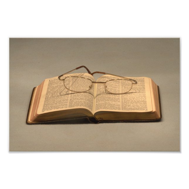 Stillleben mit offener Bibel- und Lesebrille Fotodruck (Vorne)