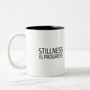 Stillness Is Progress Minimalistische Schreibmasch Zweifarbige Tasse