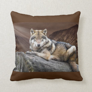 Stillstehender Wolf auf Felsen Kissen