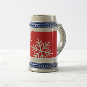 Stilschneekristalle auf strahlendem Weihnachtsrot Bierglas