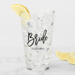 Stilschrift "Bride" Personalisiert Glas<br><div class="desc">Spaß beim personalisierten Brautparty.</div>