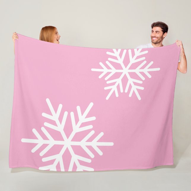 Stilsich fett weiße Schneeflocken auf hellrosa Fleecedecke (Beispiel)