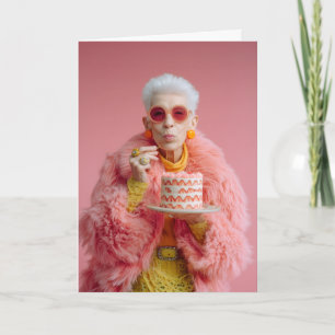 Stilsichere ältere Frau isst Kuchen in rosa Mode  Karte