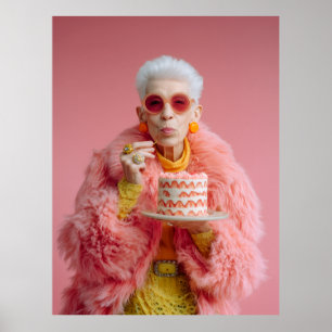 Stilsichere ältere Frau isst Kuchen in rosa Mode Poster