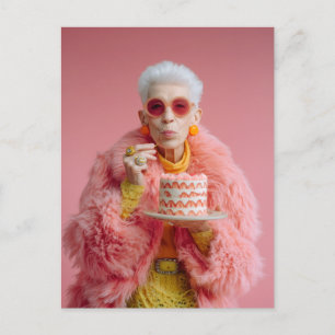 Stilsichere ältere Frau isst Kuchen in rosa Mode Postkarte