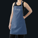 Stilvoll blau angepasster Skriptname einfach elega Schürze<br><div class="desc">Personalisierte blaue, moderne Skriptname Text monogram solide schlichte Farbe einfach gürlich elegante elegante und schick blaue und weiße Text Küche Schürze. Anpassen, personalisieren Sie es mit Namen, Zitat, Phrasen oder Text. Benutzerdefinierter Text mit weißem Skript, blauer schlichter Hintergrund. Geeignet für Köche, Köche, Keramik, Keramiken, Handwerk, Arbeit, Küche, Backen, Grillen, Grill...</div>