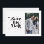 Stilvoll Elegant Moderne Kalligrafie Klassisch Ein Save The Date<br><div class="desc">Kann vollständig an Ihre Bedürfnisse angepasst werden, um Ihren Anzug zu erfüllen. © Gorjo Designs. Made for you via Zazzle Plattform. // Hinweis: Foto wird nur als Platzhalter verwendet. Sie müssen vor der Bestellung/dem Druck Ihr eigenes Foto ersetzen. Wenn Sie Hilfe benötigen, kontaktieren Sie mich bitte. // Benötigen Sie Hilfe...</div>