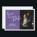 Stilvoll Lila | FOTO SAVE THE DATE<br><div class="desc">Dieses Foto Save the Date verfügt über einen Rahmen für das vertikale Foto und einen fett lila Hintergrund. Trendy handgeschriebener Stil Text bietet ein modernes Design. Benutzerdefinierter Text erlaubt es Ihnen,  Ihre nächsten Hochzeitsdetails hinzuzufügen.</div>