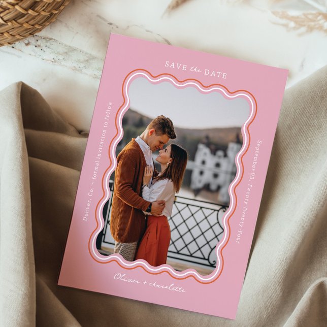 Stilvoll minimaler Retro-Stil Wavy Foto Frame Rosa Save The Date (Stylish Minimal Retro Style Wavy Photo Frame Pink Save The Date)