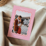Stilvoll minimaler Retro-Stil Wavy Foto Frame Rosa Save The Date<br><div class="desc">Machen Sie sich bereit, Wellen zu machen mit unserer stilvollen, minimalen Retro-Stil Save the Date-Karte mit wavy Foto Rahmen in Rosa und Orange! Personalisieren Sie es mit Ihren Lieblings-Fotos, Name, Monogramm und Save the Date Informationen, um ein personalisiertes Save the Date zu schaffen, das Ihre Gäste schwingen lässt! Trendy Art,...</div>