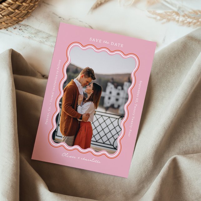 Stilvoll minimaler Retro-Stil Wavy Foto Frame Rosa Save The Date (Stylish Minimal Retro Style Wavy Photo Frame Pink Save The Date)