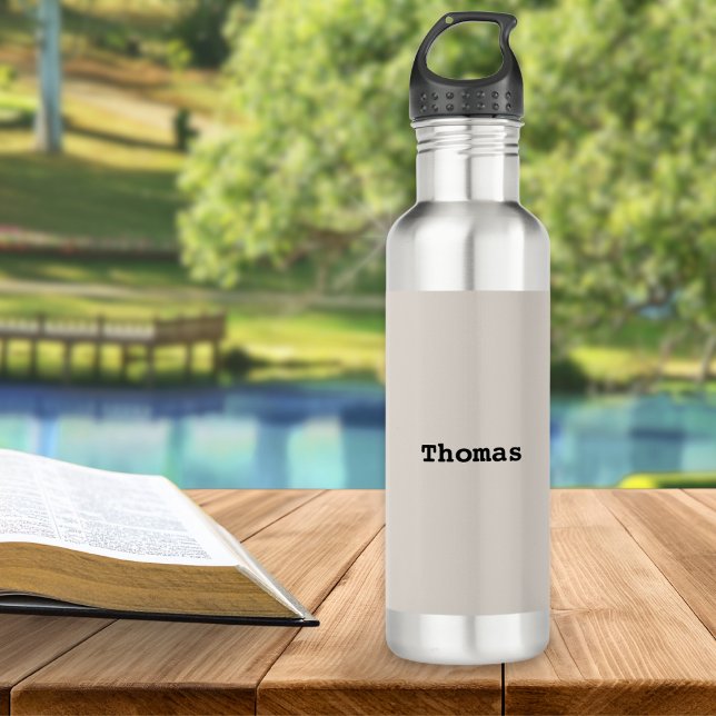 Stilvoll Minimalistisch Einfach Eleganter Individu Edelstahlflasche (A simple and stylish metal water bottle, personalized with a name on a sandy beige background)