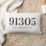 Stilvoll moderner Personalisierter Zip-Code Lendenkissen<br><div class="desc">Genießen Sie die Schönheit der Einfachheit mit unserem modernen Minimalistischen Personalisierten Zip Code Lumbar Kissen. Dieses elegante und anpassbare Akzent-Stück ist mehr als nur ein Kissen, es ist eine Erinnerung, ein Moment und ein Ort in einem. Fügen Sie Ihre spezielle Postleitzahl hinzu, um eine neue Zuhause zu feiern, ein Jubiläum...</div>