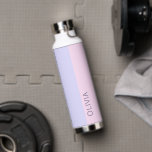 Stilvoll Moderner rosafarbener Lila Pastell Minima Trinkflasche<br><div class="desc">Dieses einfache, moderne pastellfarbene Design zeichnet sich durch einen modernen minimalistischen lila Typografie auf rosa und lila Hintergrund aus. Fügen Sie einfach Ihren Namen in den personalize Bereich ein, um Ihre eigene stilvolle, trendige Wasserflasche zu erstellen. Auch wenn hier mit Ihrem Namen gezeigt, kann diese Wasserflasche auch vollständig an die...</div>